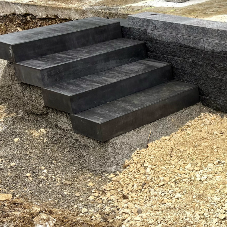 Moderner Terrassenaufgang aus Betonstufen im Gartenbau in Ulm