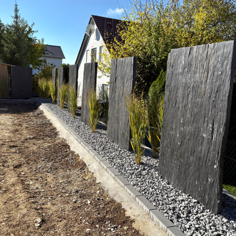Exklusive Gartenanlage in Ulm mit Naturstein- Stelen und Teich